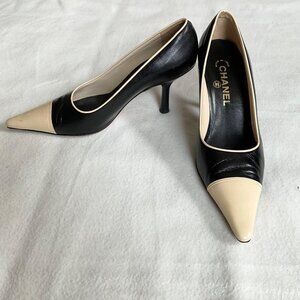 Chanel beige black leather heels pump EU37 US6.5